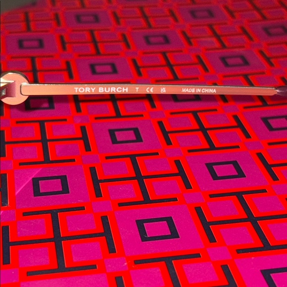 Beautiful Tory Burch Oversized Sunnies w/
metal and stunning purple accents 🩷 - Picture 9 of 16